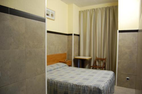 Pension Segre Barcelona Room photo