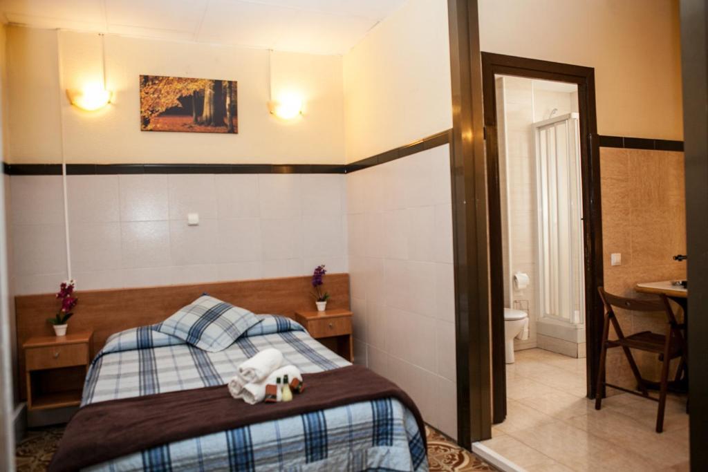Pension Segre Barcelona Room photo