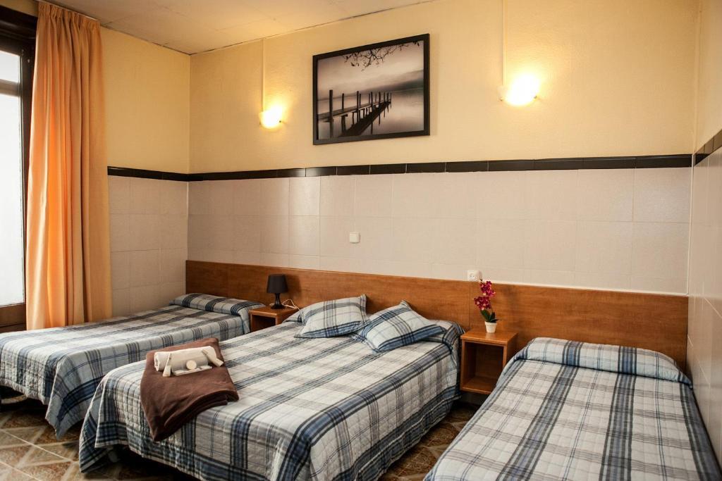 Pension Segre Barcelona Room photo