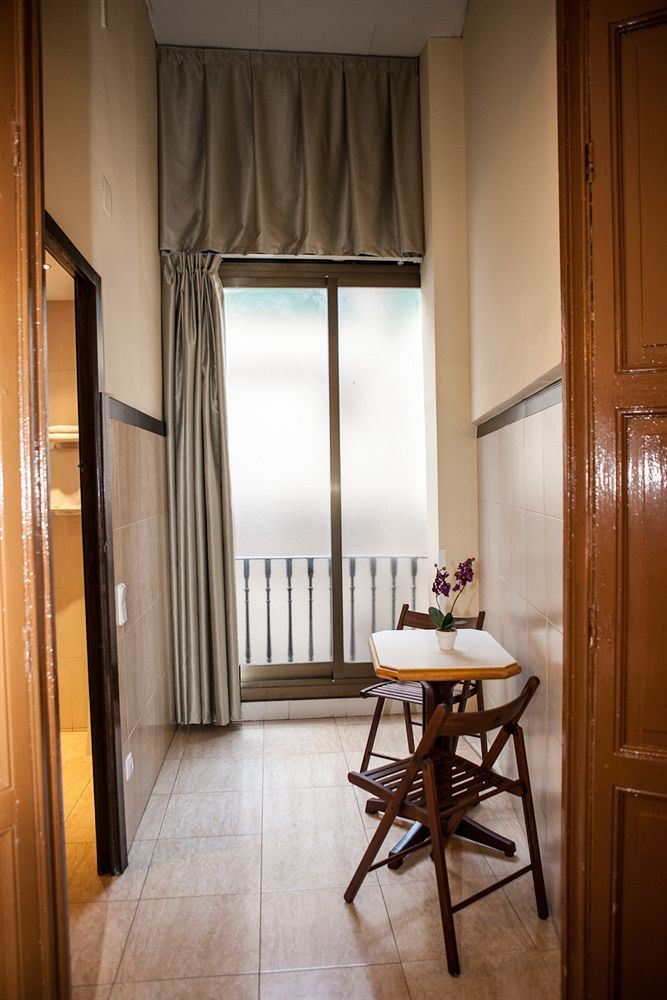 Pension Segre Barcelona Exterior photo